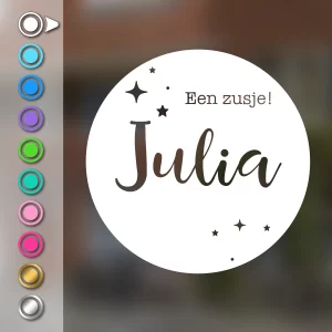 Geboortesticker met cirkel, sterren en “Een zusje!” in wit met de voorbeeldnaam Julia